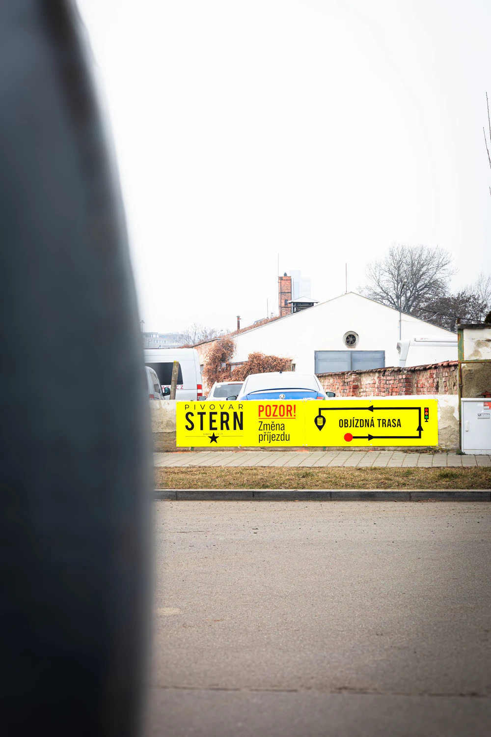 Cedule Pivovar Stern u vjezdu do areálu