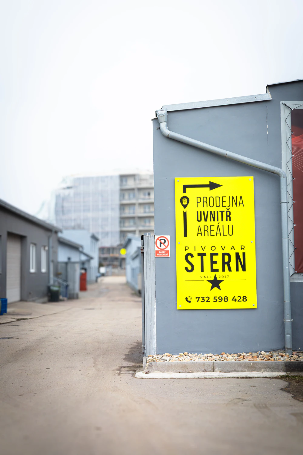 Žlutá cedule Pivovar Stern, prodejna uvnitř areálu