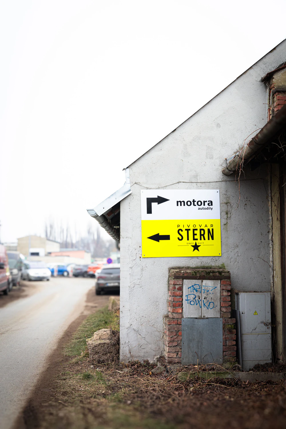 Šipka k Pivovaru Stern na rohu budovy