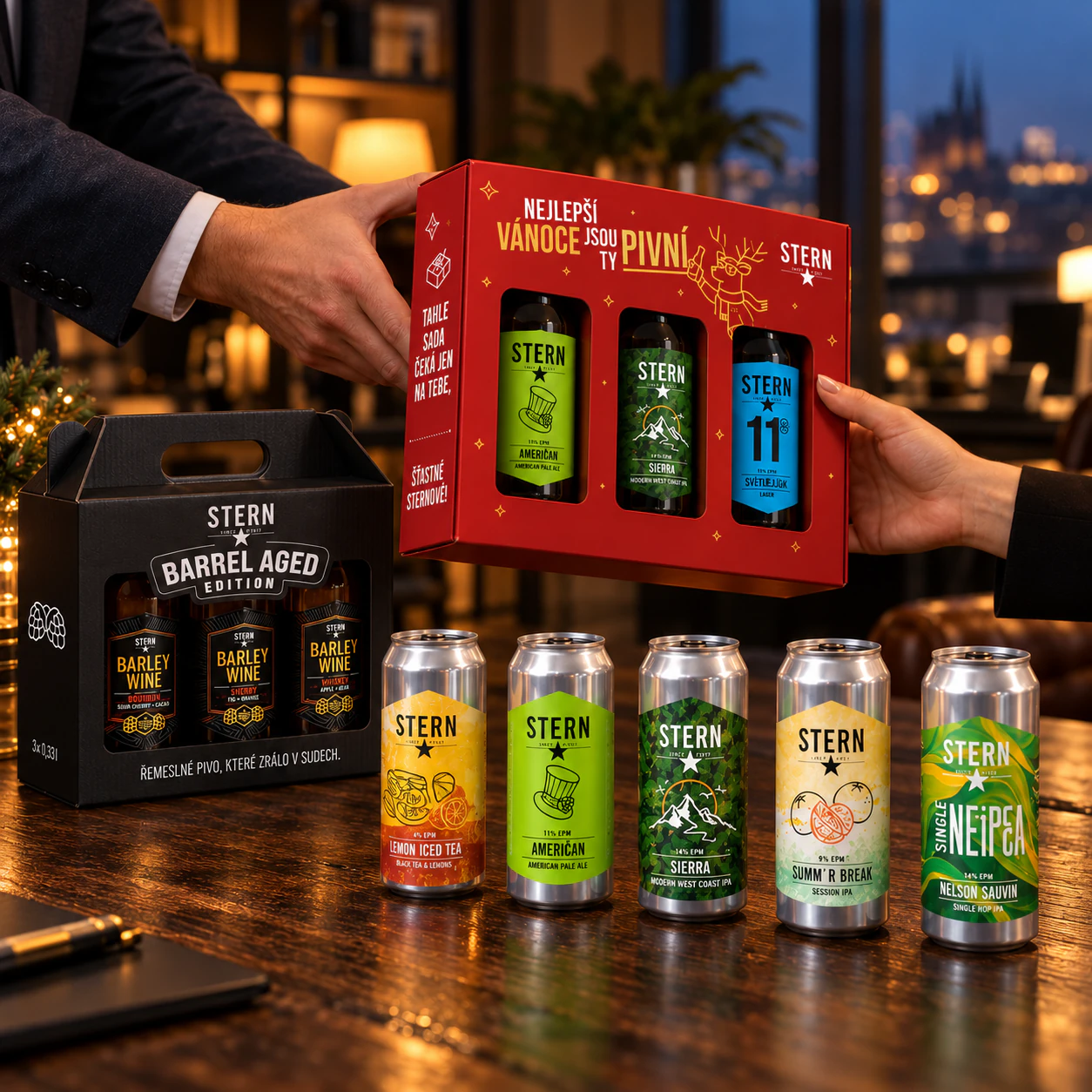 Předání vánoční dárkové sady Stern a sady Barrel Aged v kanceláři