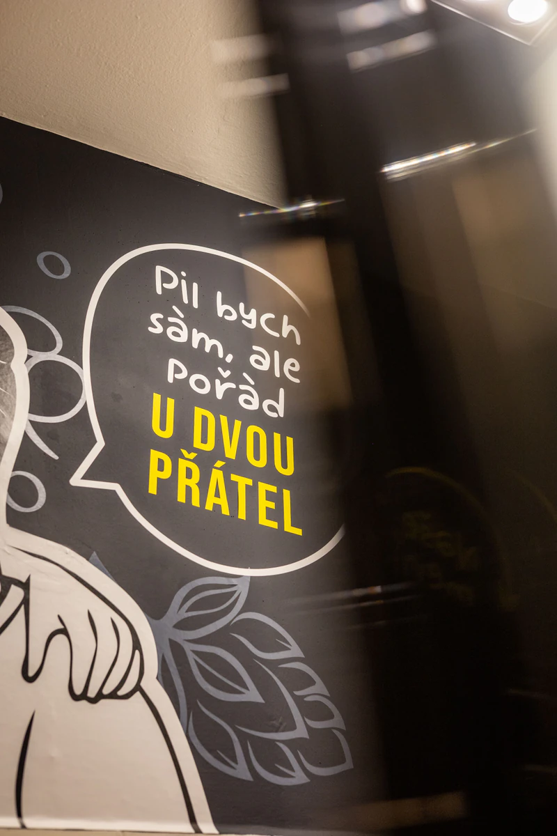 Nápis Pil bych sám, ale pořád U Dvou přátel na zdi