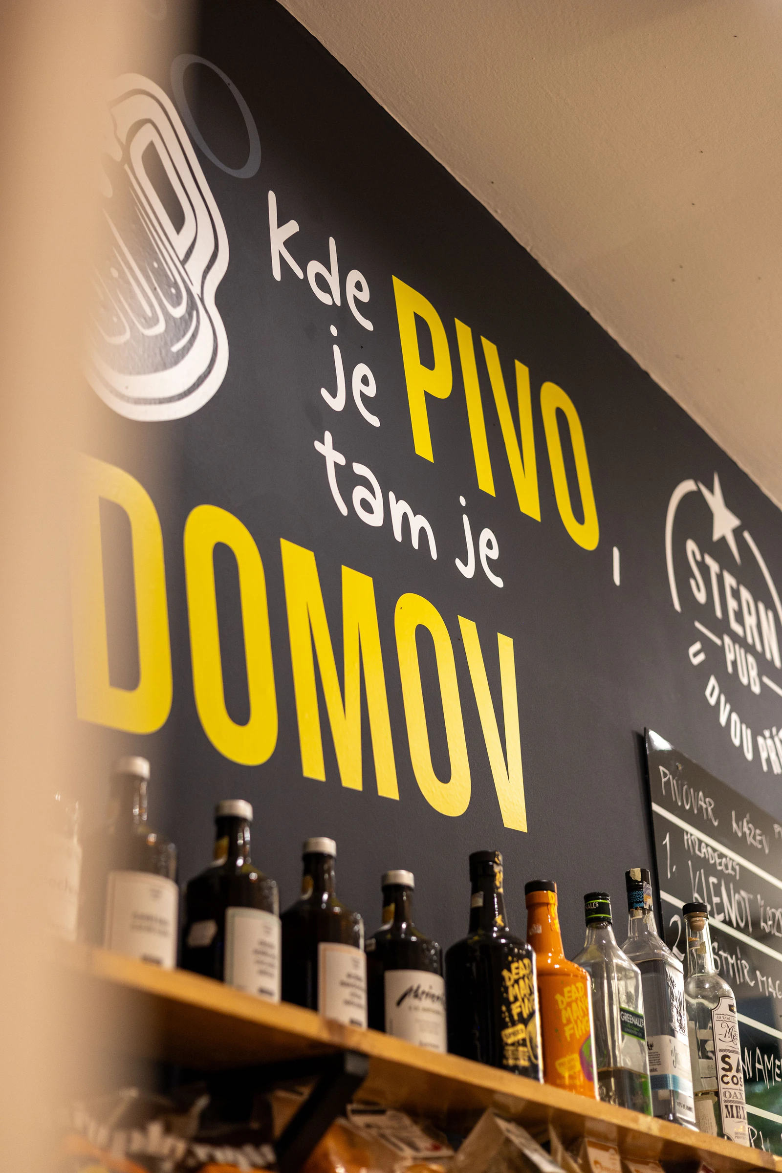 Nápis Kde je pivo, tam je domov ve Stern Pubu