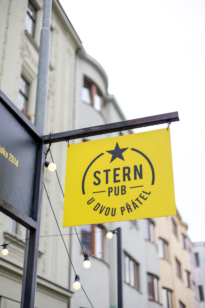Vývěsní štít Stern Pub U Dvou přátel
